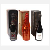 Drei Flaschen Champagner111