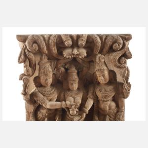 Geschnitztes Holzrelief