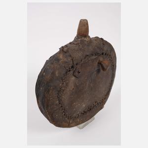 Zwei historische Pulverflaschen