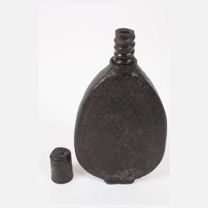 Zwei historische Pulverflaschen
