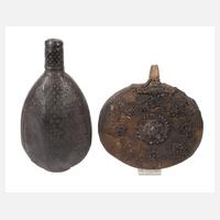 Zwei historische Pulverflaschen111