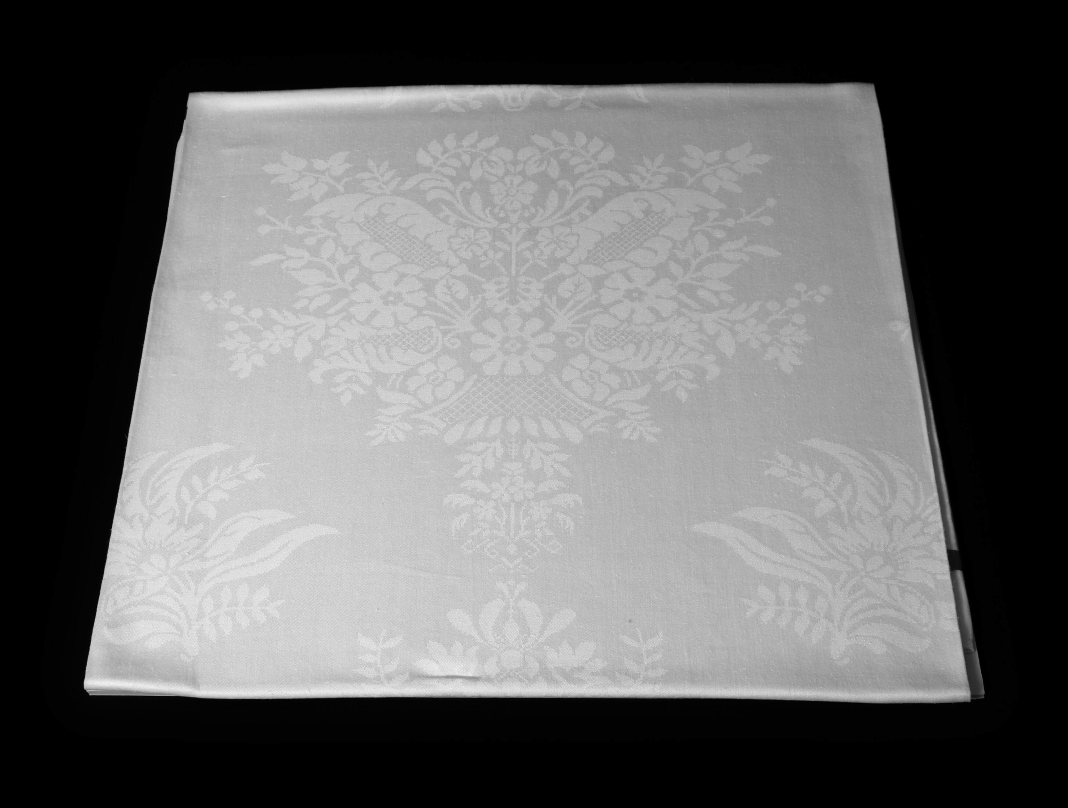 Quadratisches Tischtuch mit Floraldekor