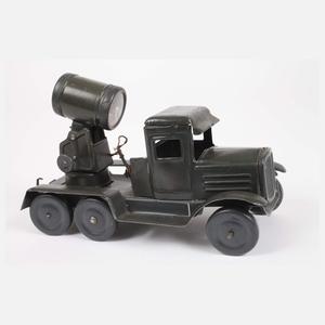 Zwei Göso Scheinwerfer-LKWs und Hess Kanone