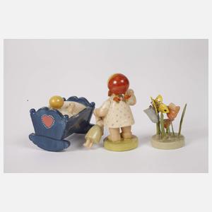 Wendt & Kühn frühe Kinderfigur, Wiege und Blume