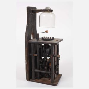 Schilderuhr mit Glasglocke