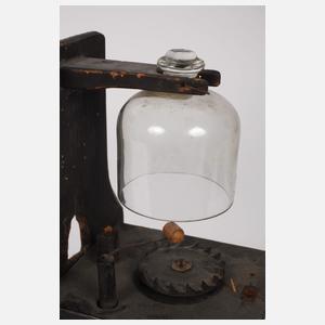 Schilderuhr mit Glasglocke