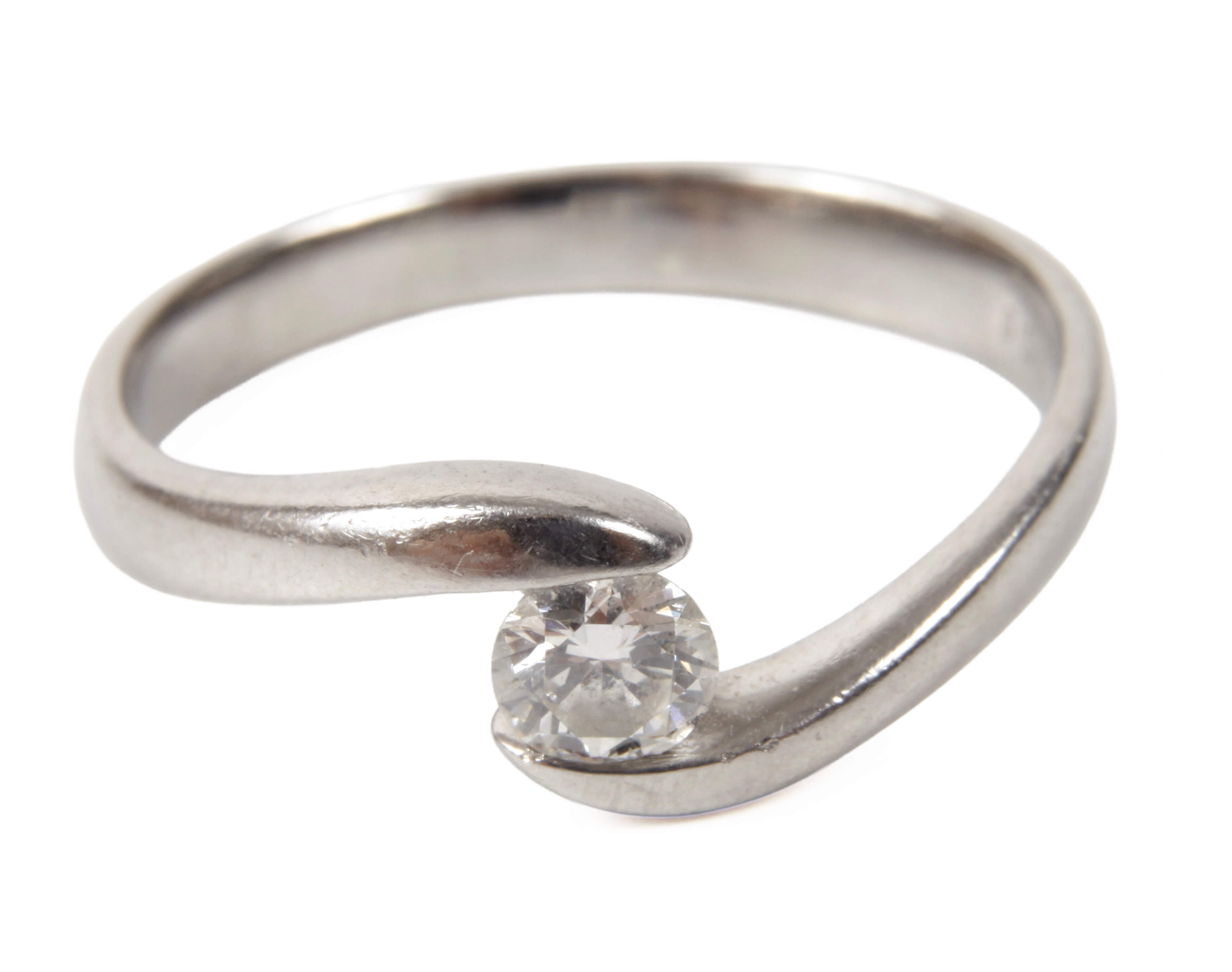 Platinring mit Steinbesatz