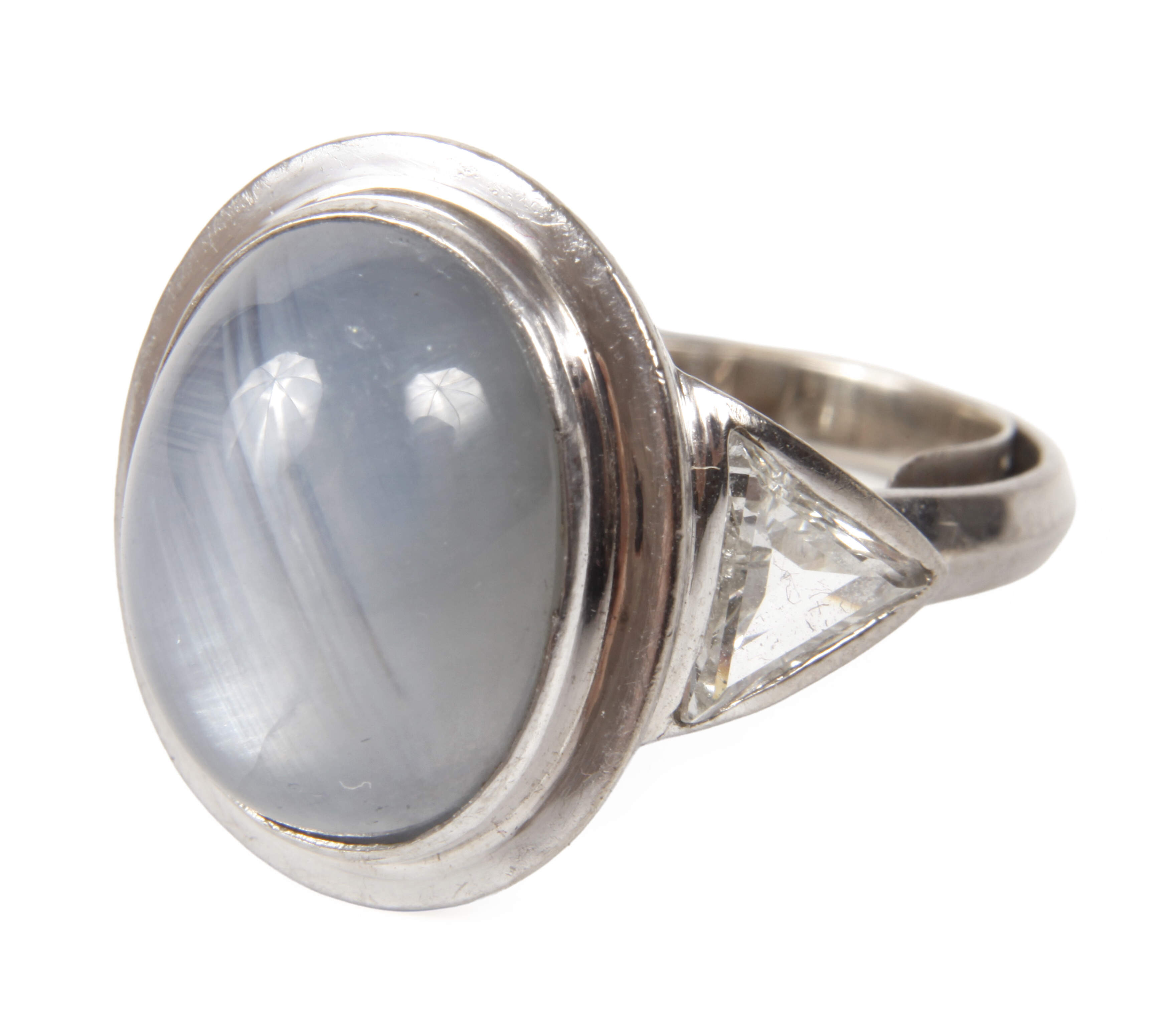 Damenring mit Sternsaphir und Diamanten