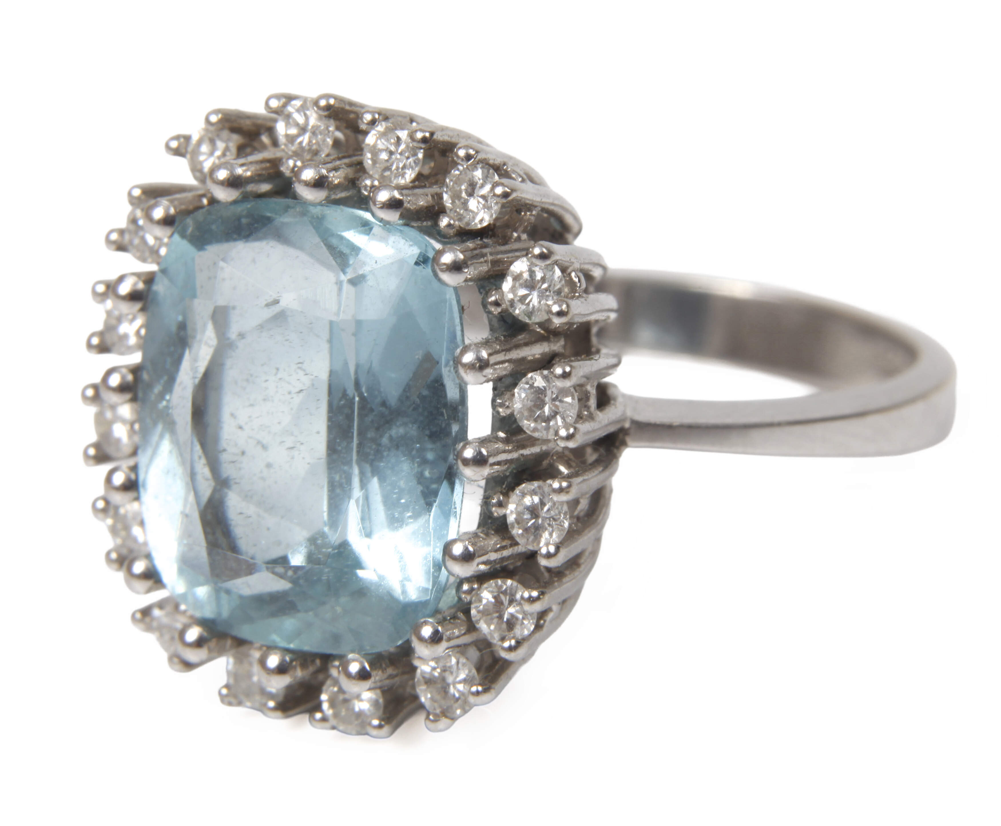 Opulenter Damenring mit Aquamarin und Brillanten