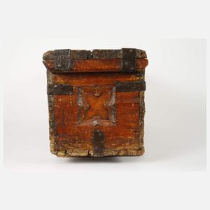 Kleine gotische Truhe 1568