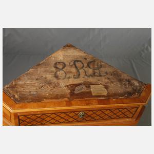 Klassizistischer Eckschrank