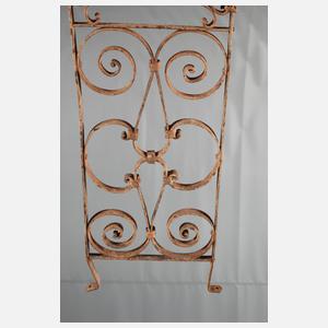 Acht kleine Fenstergitter Schmiedeeisen