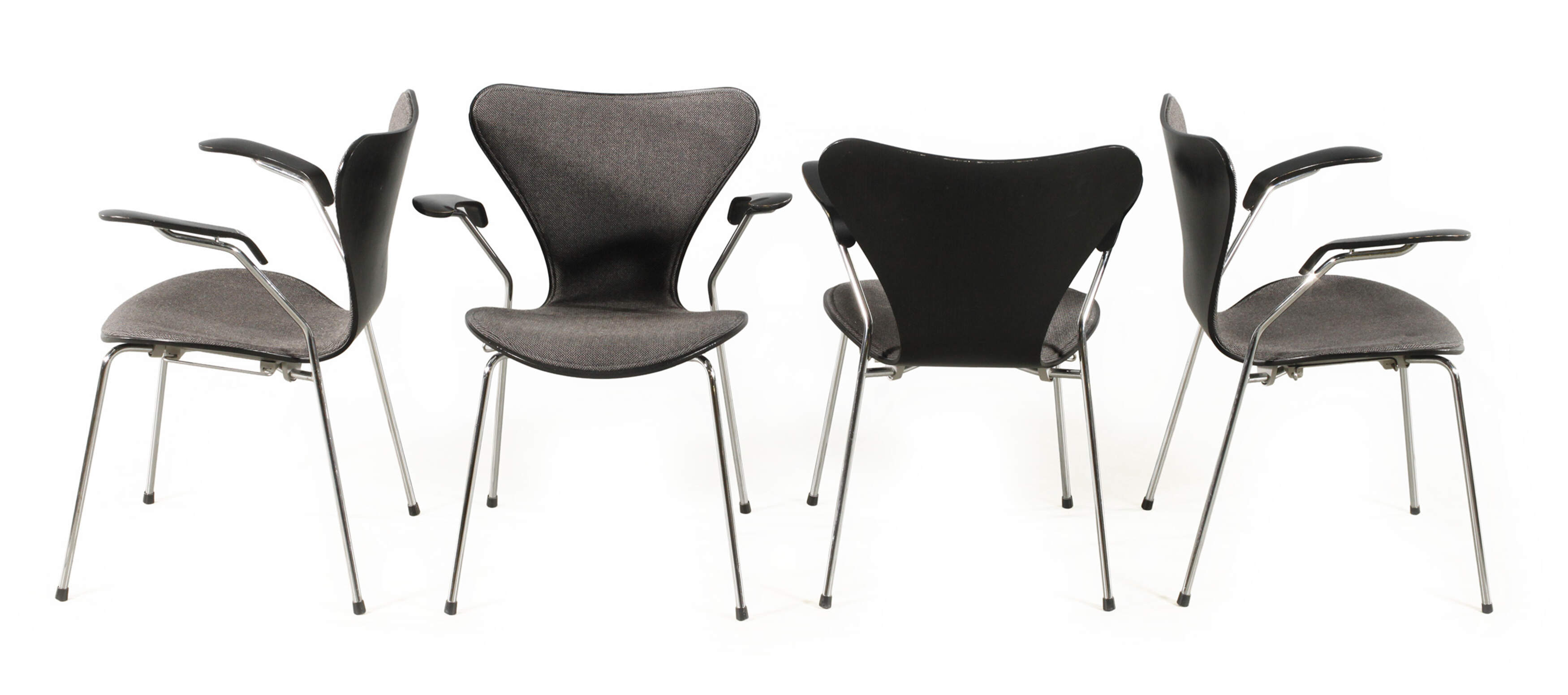 Arne Jacobsen, vier Armlehnstühle Serie 3107