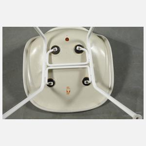 Charles Eames, vier Fiberglas-Stühle