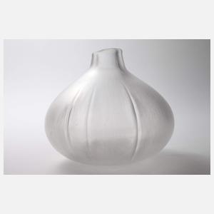 Massive Vase in feiner Schlifftechnik