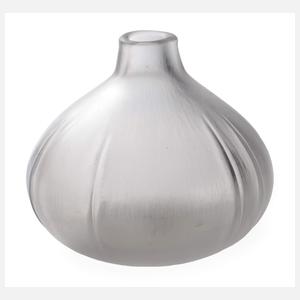 Massive Vase in feiner Schlifftechnik