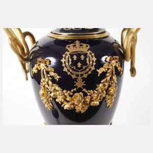 Übergroße montierte Prunkvase mit Wappen