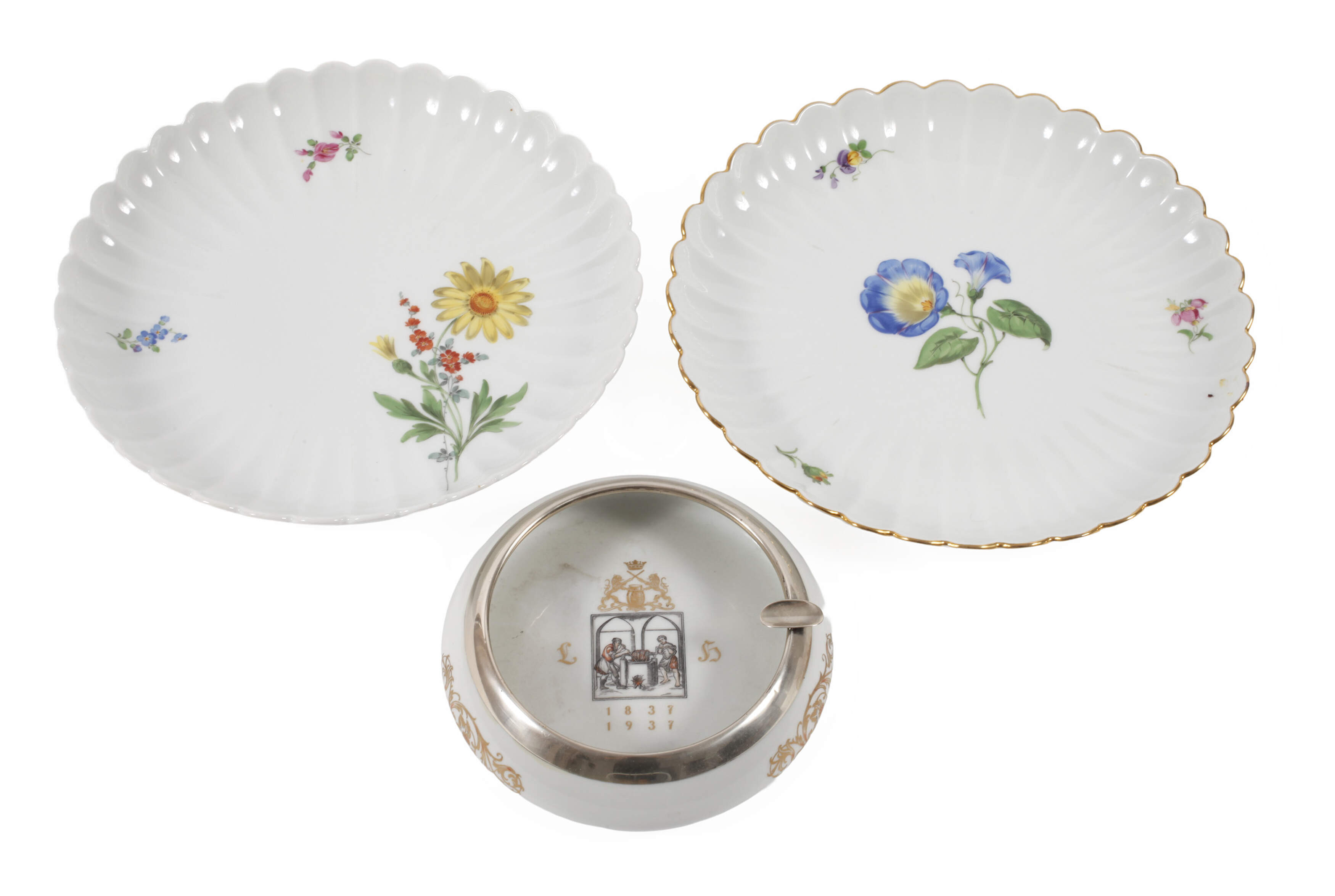 Meissen montierter Ascher und zwei Gebäckschalen