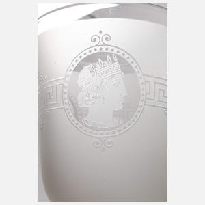 Klassizistisches Becherglas mit Silberfuß