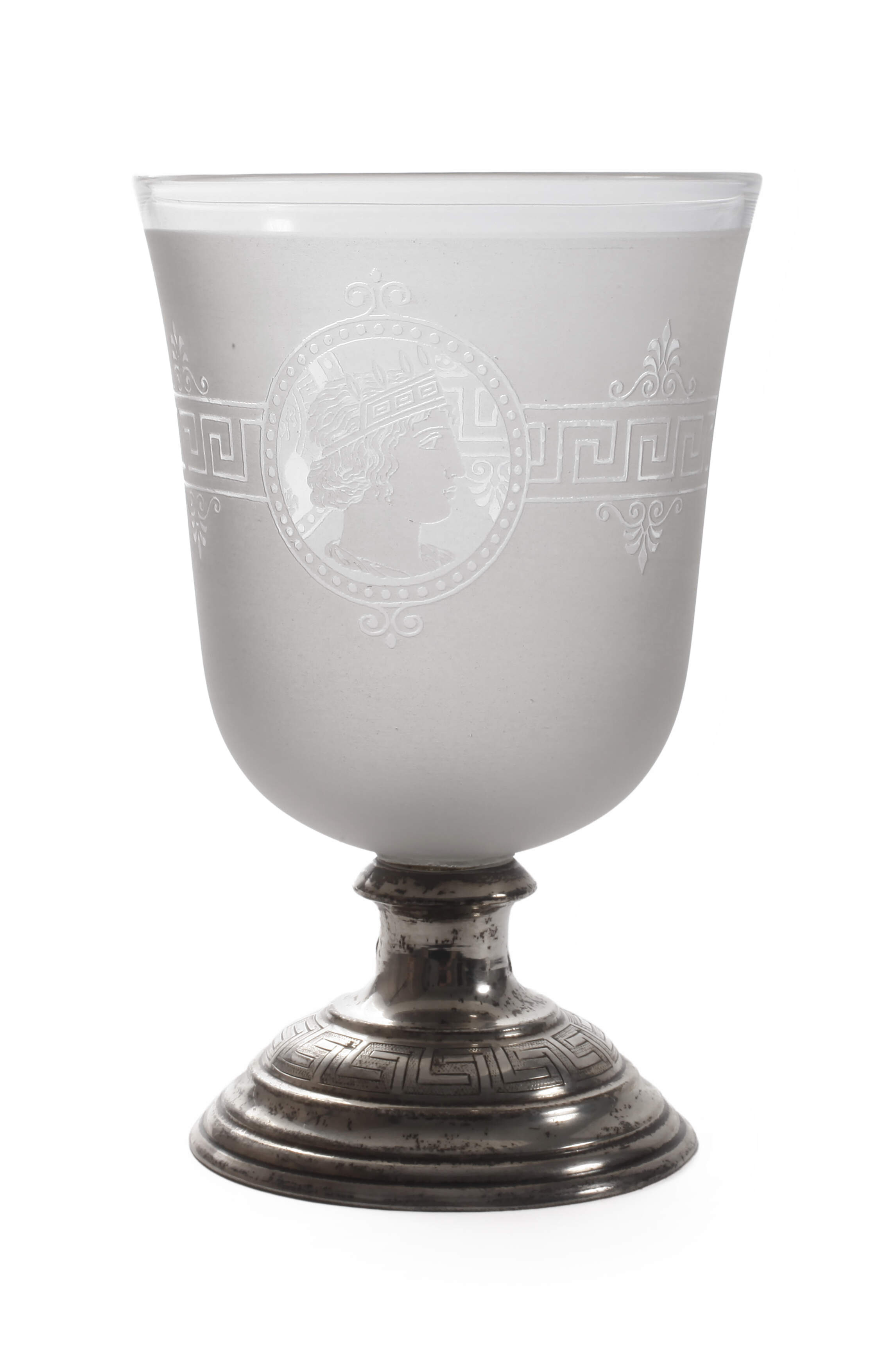Klassizistisches Becherglas mit Silberfuß