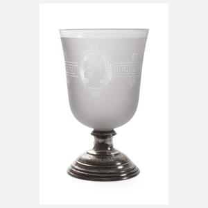 Klassizistisches Becherglas mit Silberfuß