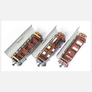 3 Eisenbahnwagen mit Inneneinrichtung, Märklin Spur 0