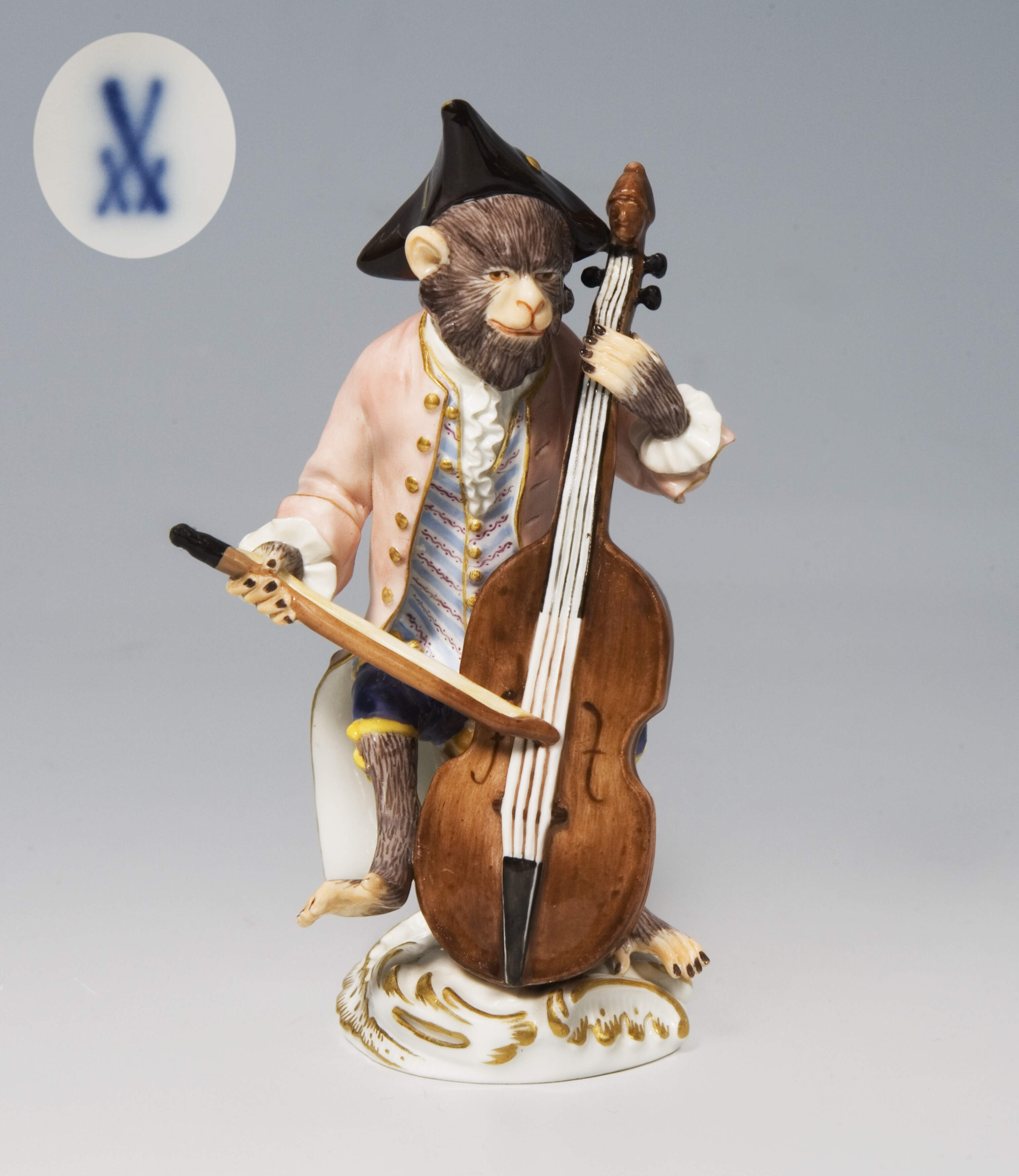 Meissen, Figur der Affenkapelle "Bassgeiger"