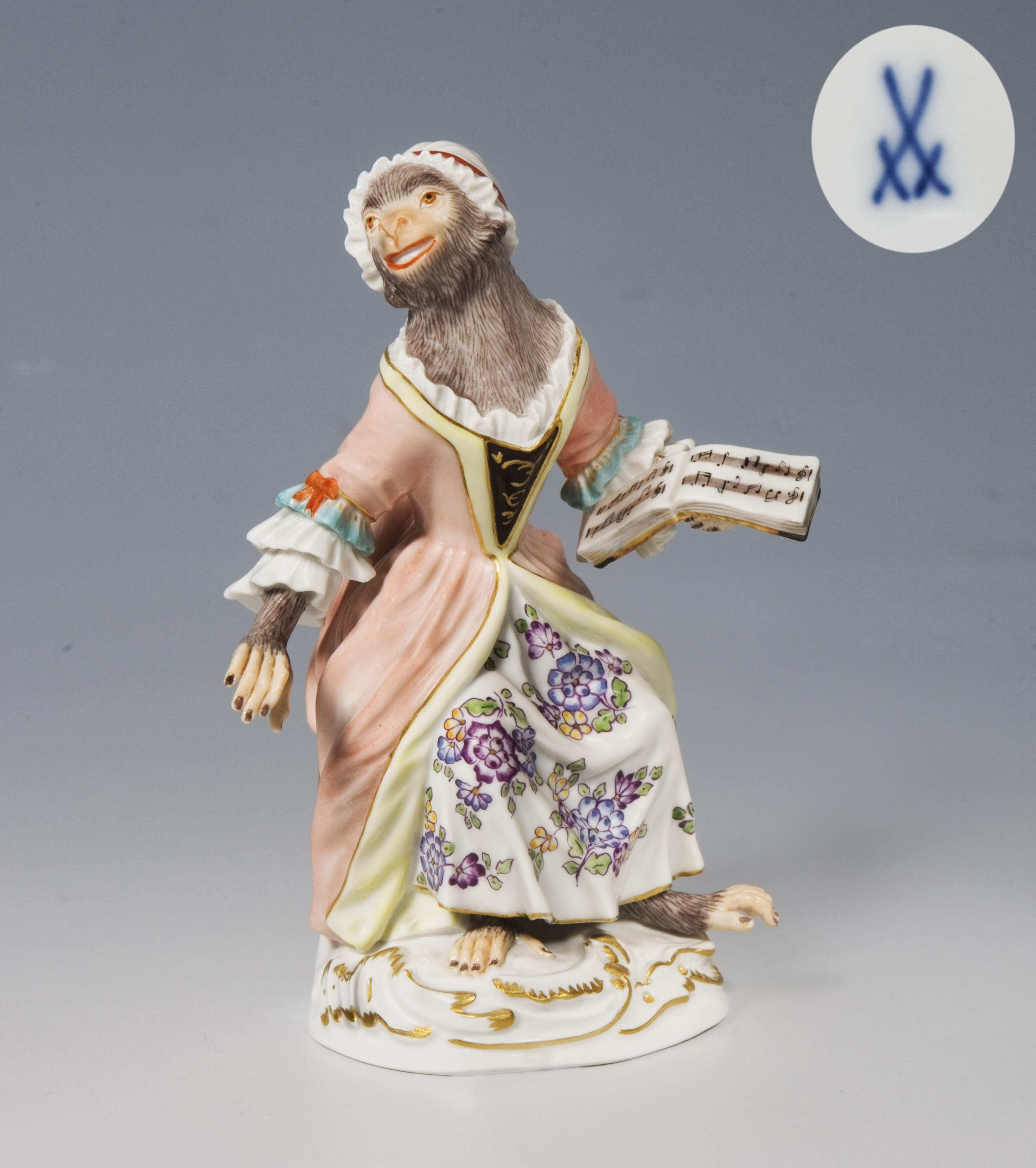 Meissen, Figur der Affenkapelle "Sängerin"
