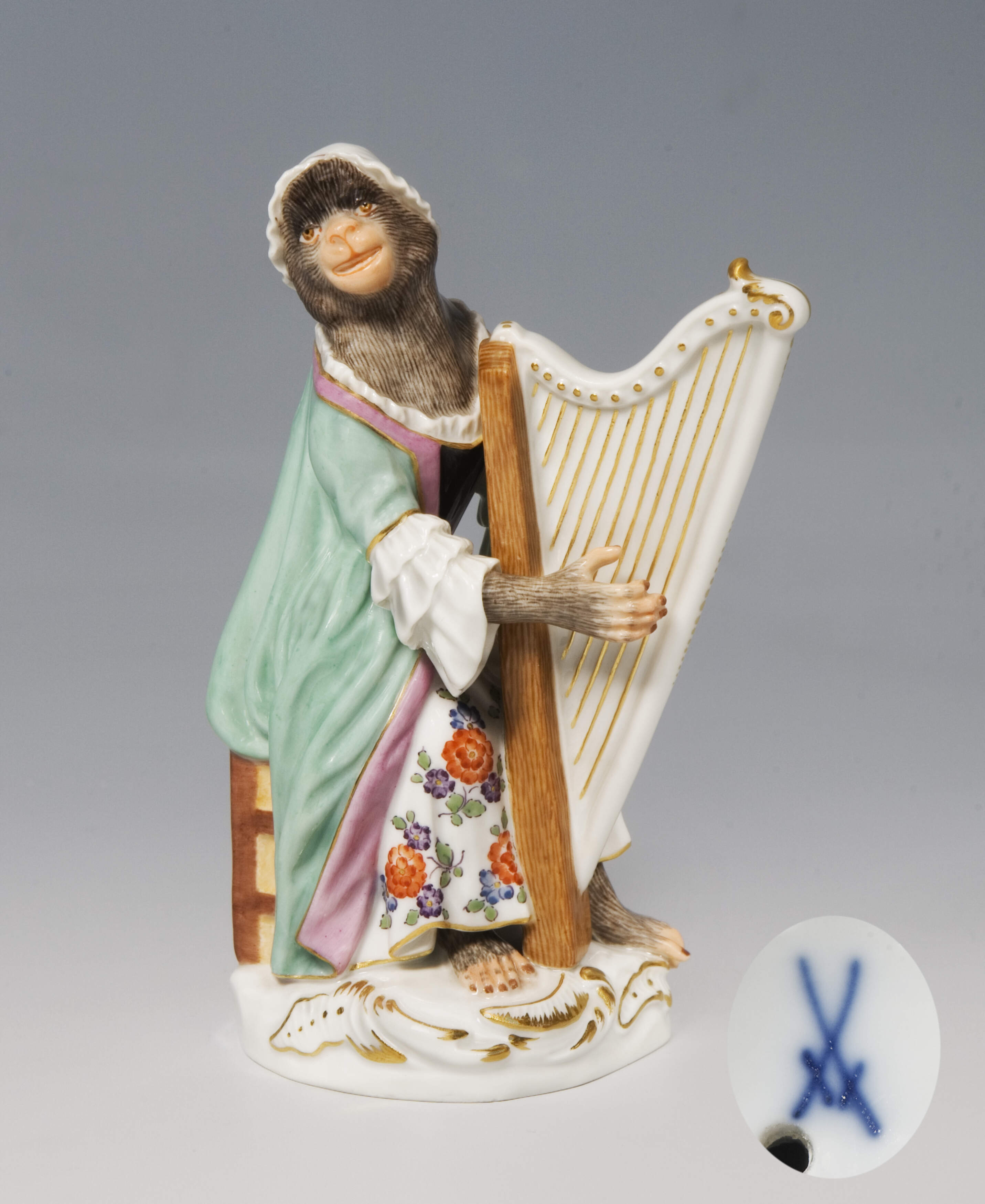 Meissen, Figur der Affenkapelle "Harfenistin"