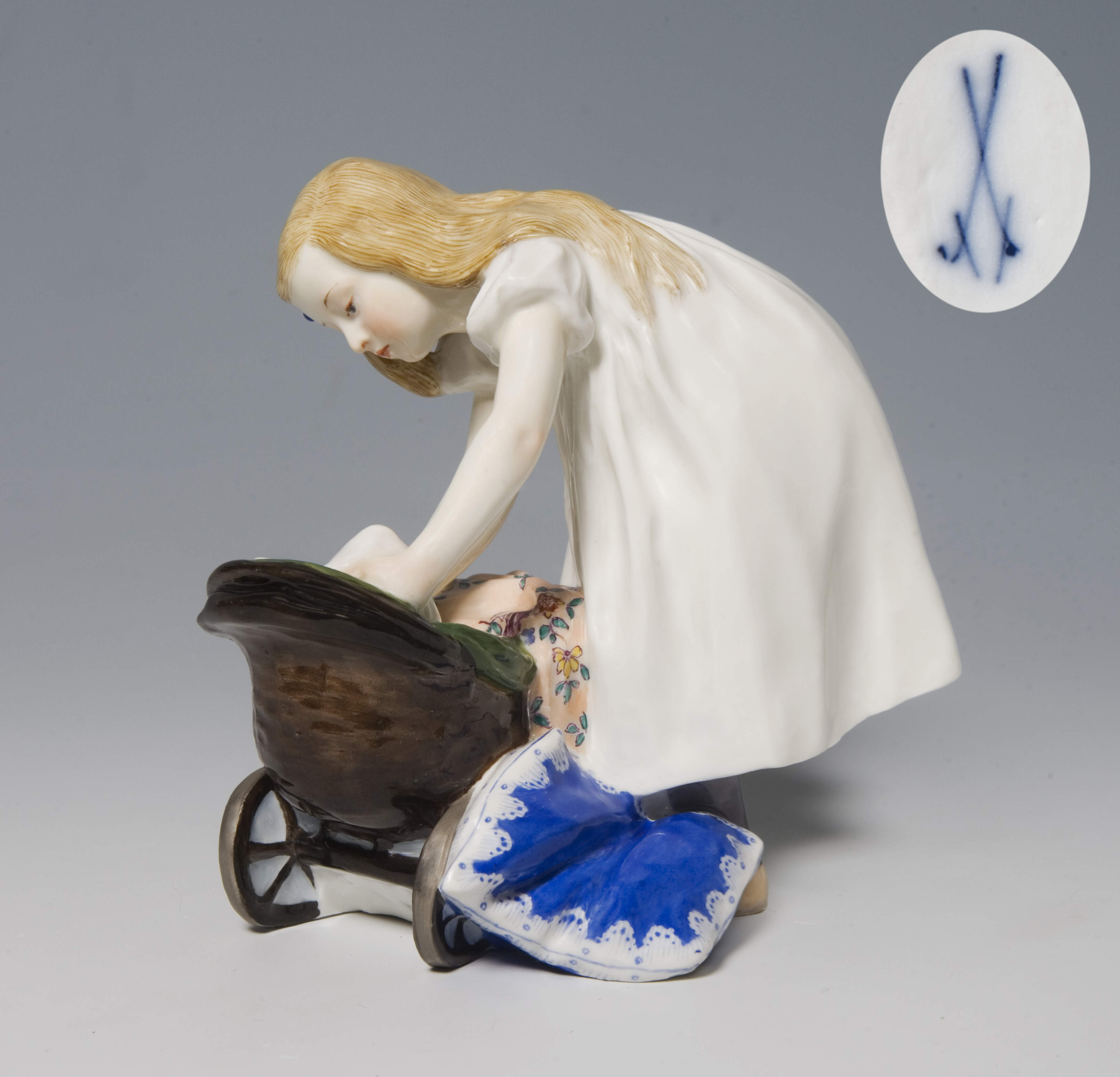 Meissen, Jugendstil-Figur "Mädchen mit Puppenwagen"