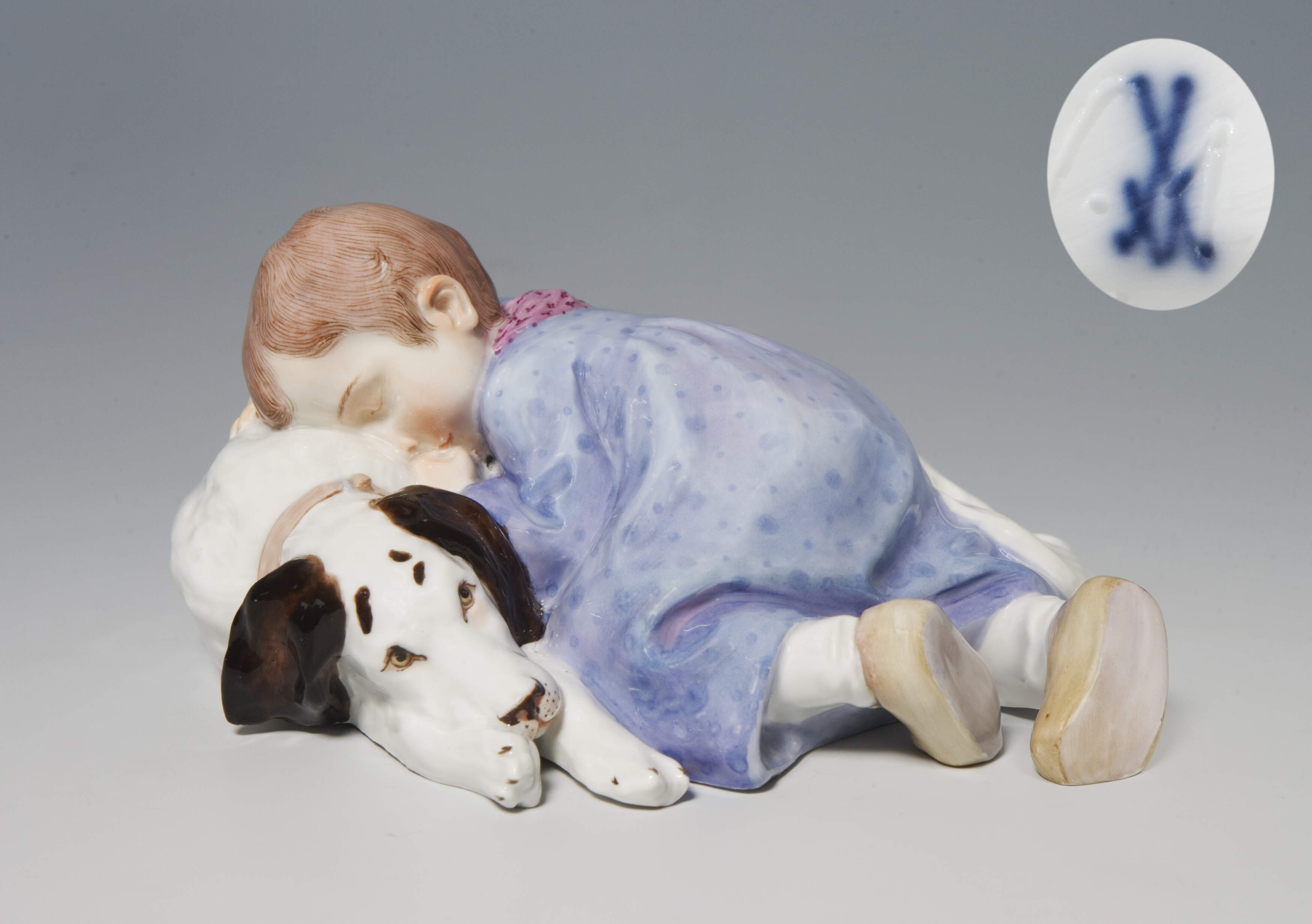 Meissen, Jugendstil-Figur "Kind, auf einem Hund liegend"