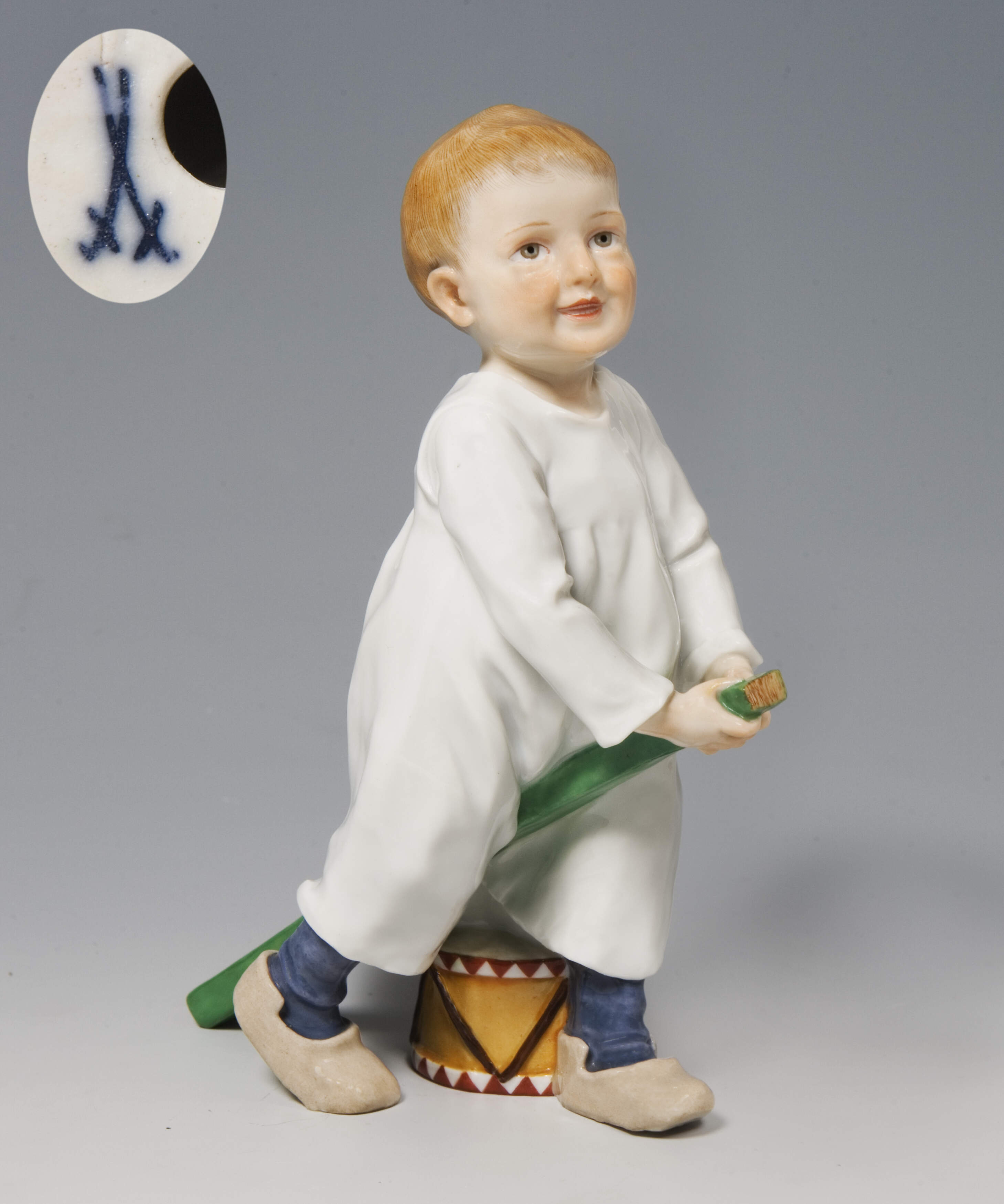 Meissen, Jugendstil-Figur "Kind mit Stecken und Trommel"