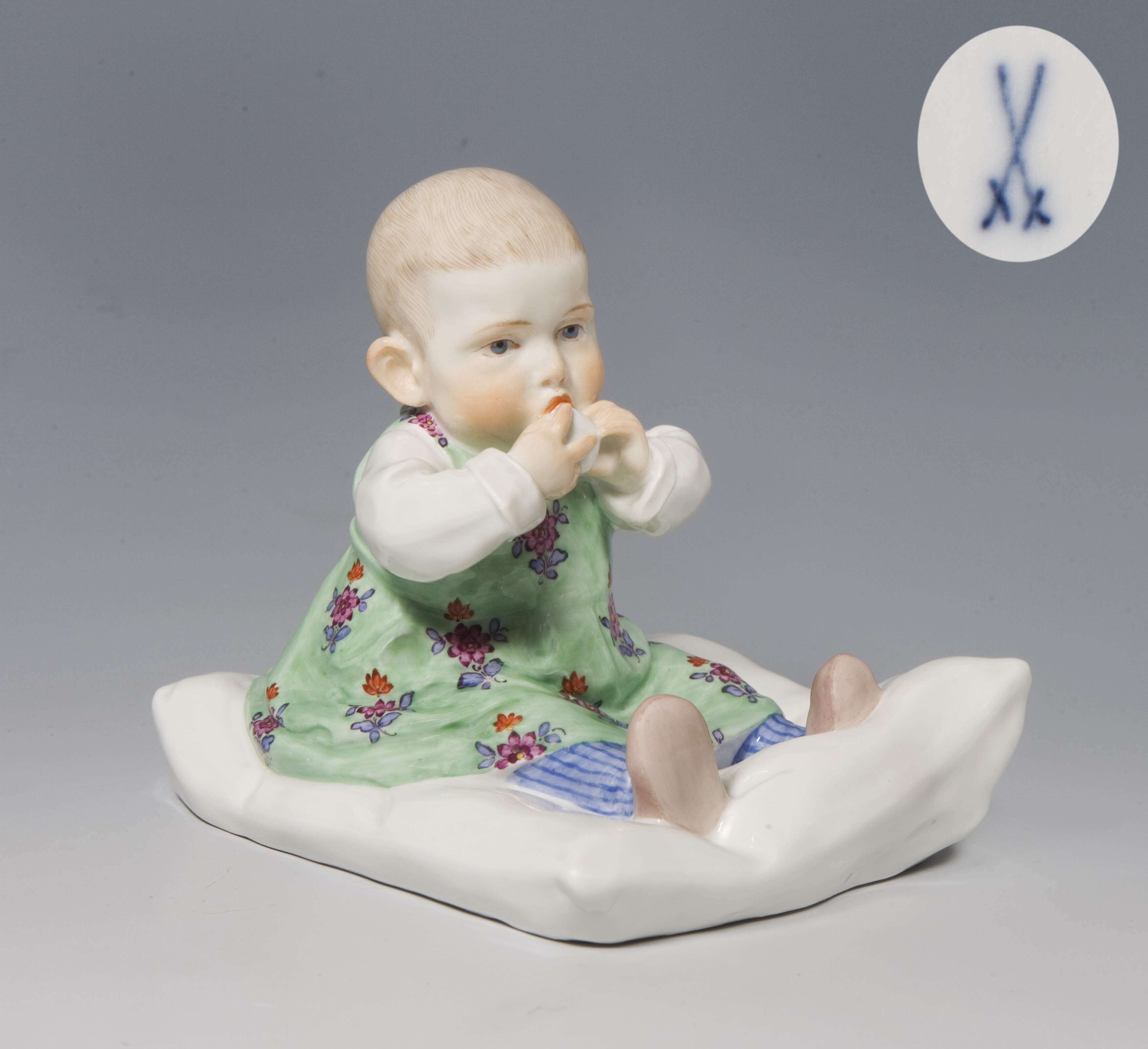 Meissen, Jugendstil-Figur "Kind, auf einem Kissen sitzend"