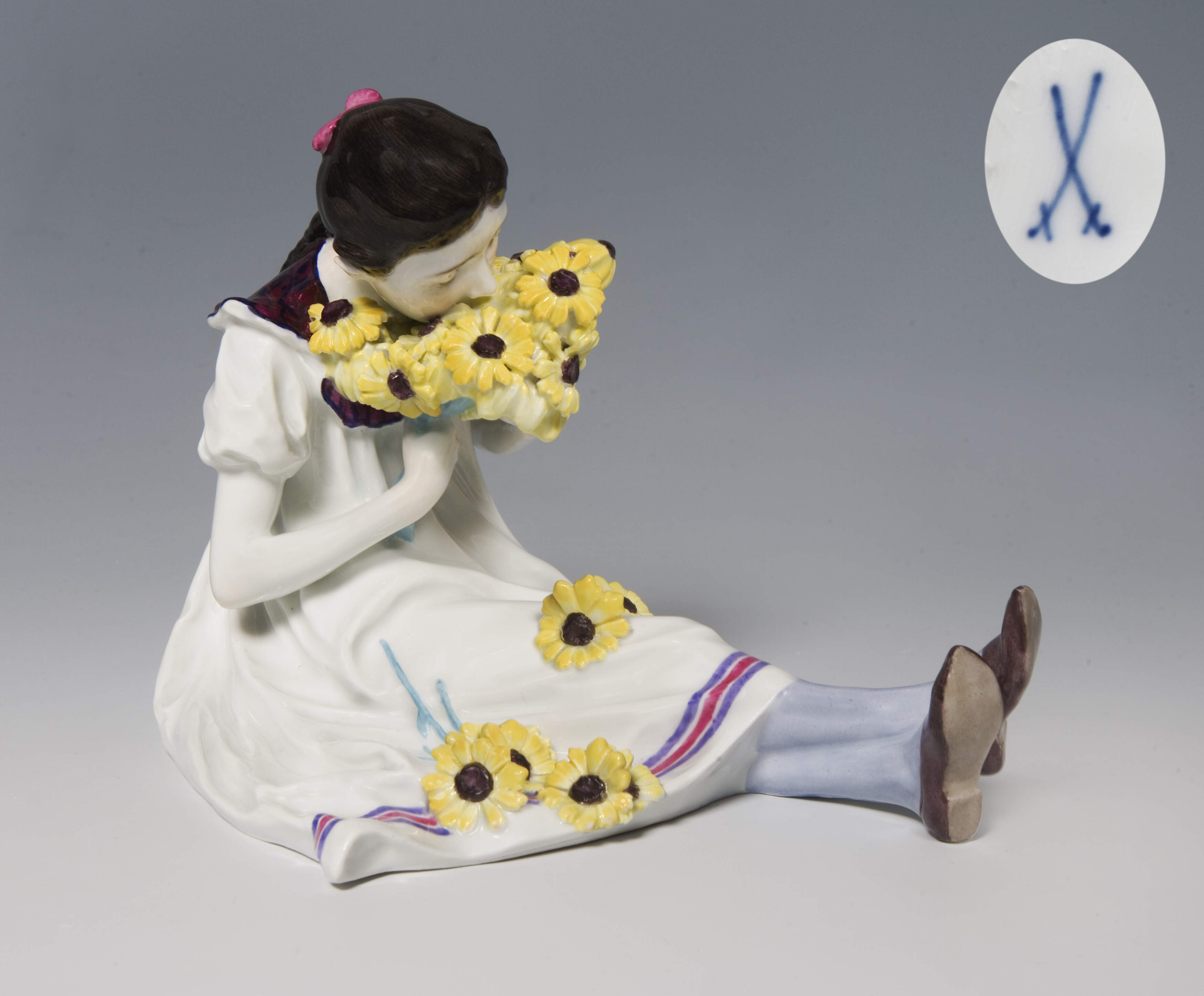 Meissen, Jugendstil-Figur "Mädchen mit Blumenstrauß"