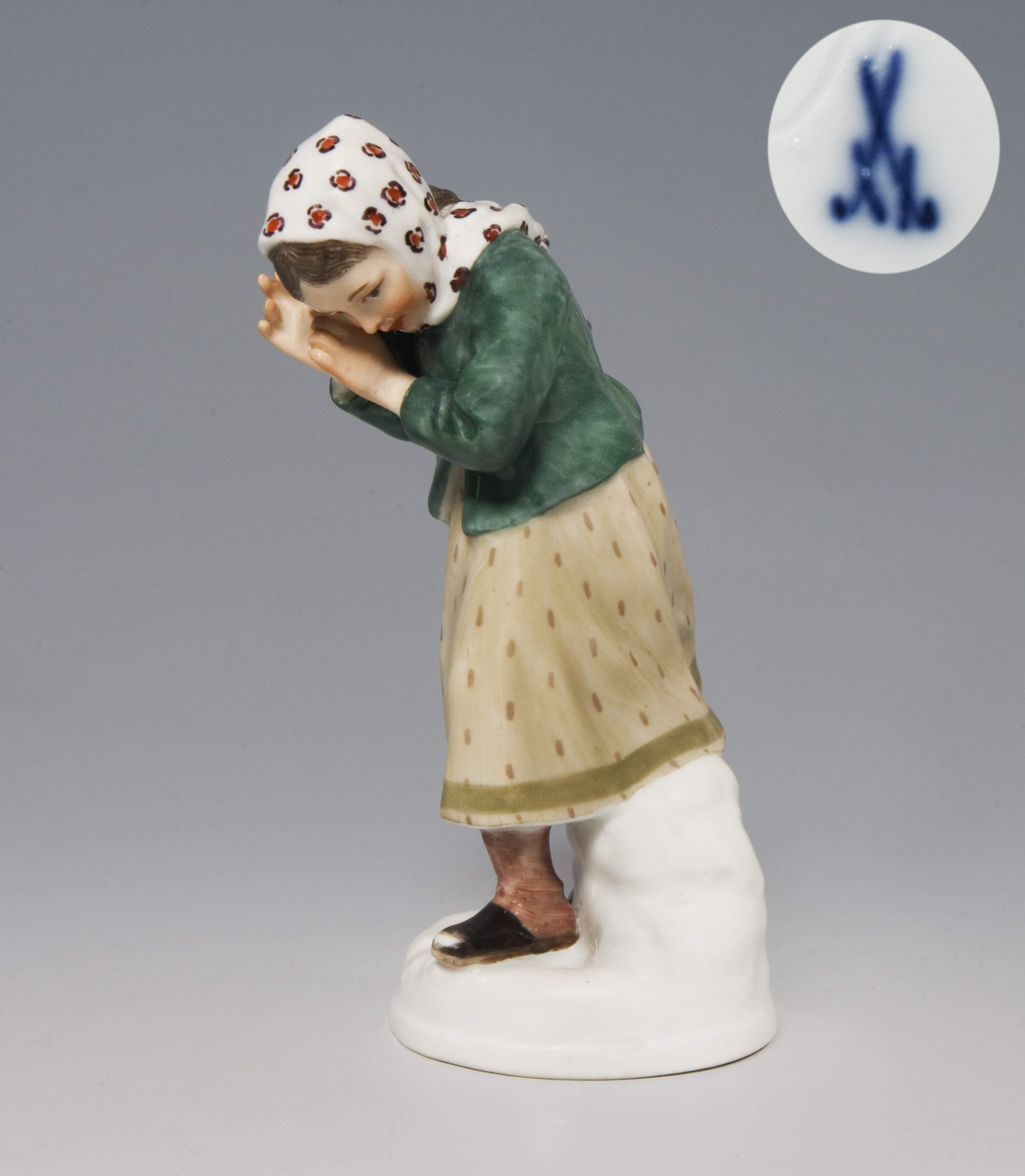Meissen, Jugendstil-Figur "Mädchen, (Schneebälle) abwehrend"