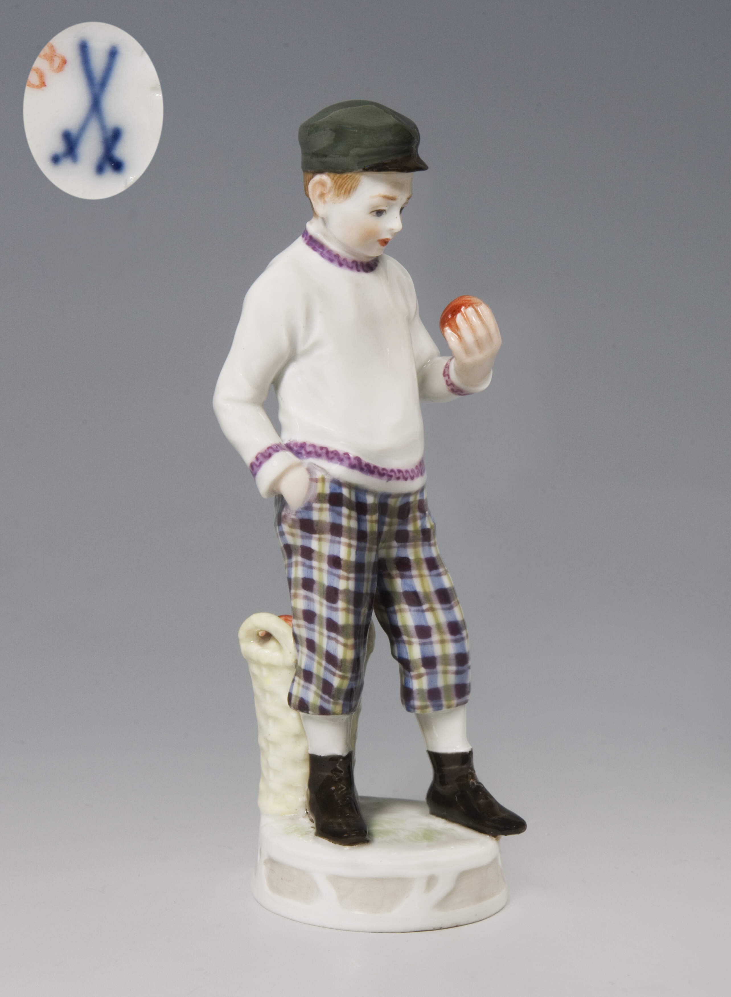Meissen, Jugendstil-Figur "Knabe mit Apfelkorb"