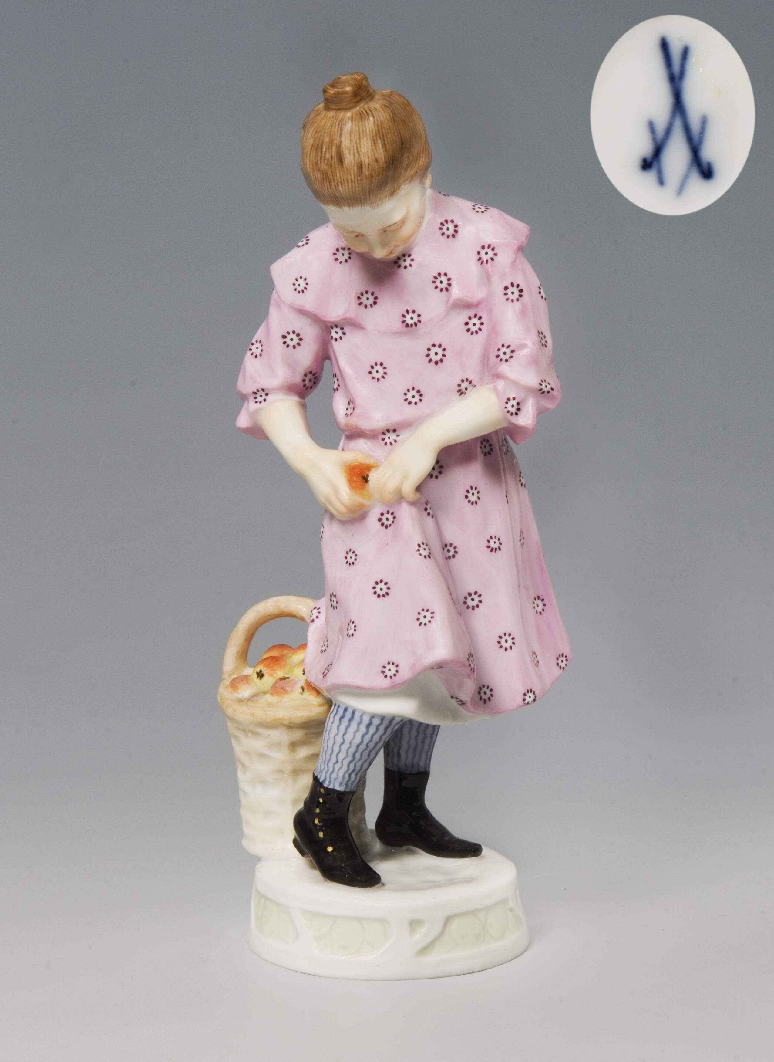 Meissen, Jugendstil-Figur "Mädchen mit Apfelkorb"