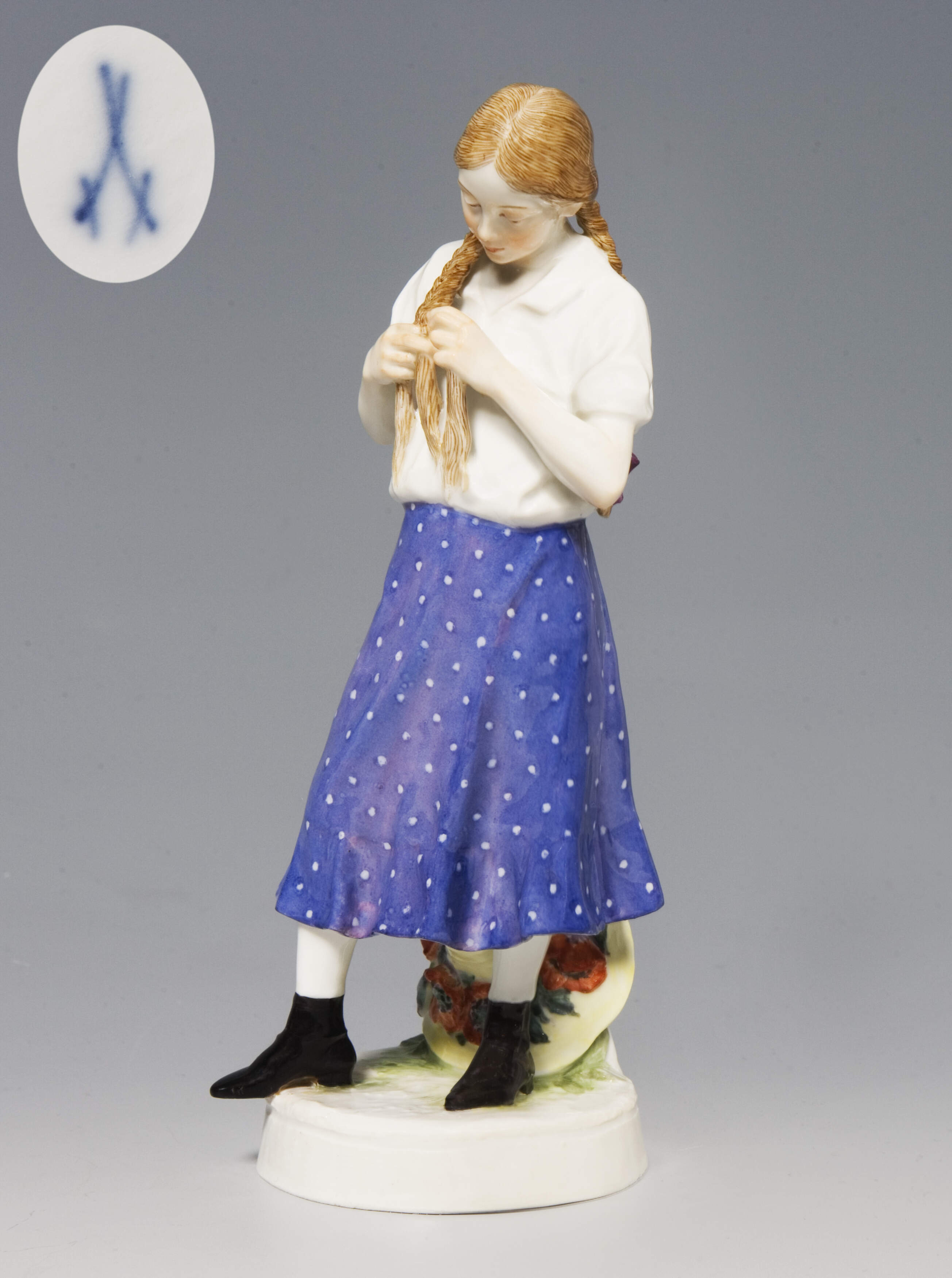 Meissen, Jugendstil-Figur "Mädchen, einen Zopf flechtend"