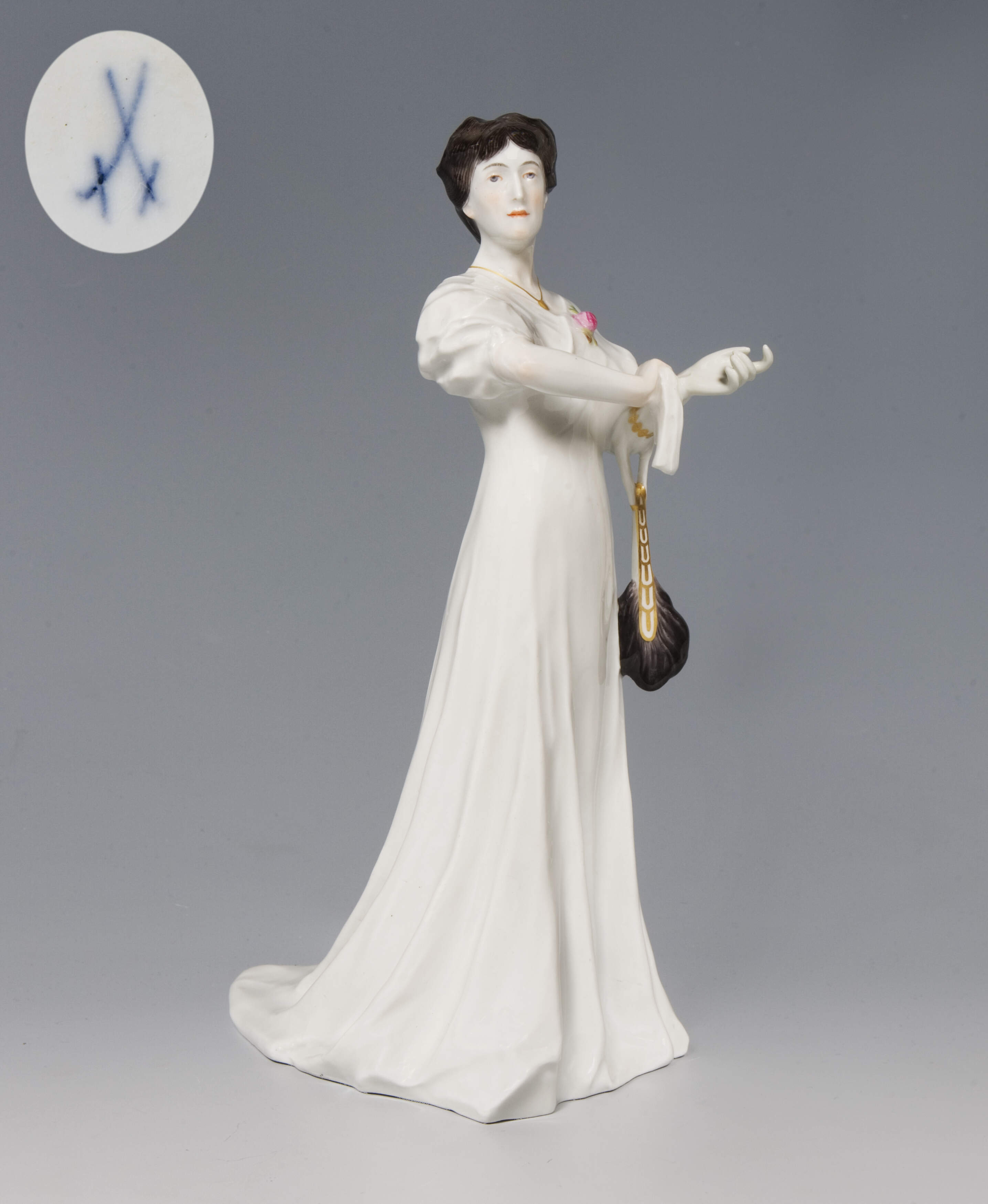 Meissen, Jugendstil-Figur "Balldame, Handschuh zuknöpfend"