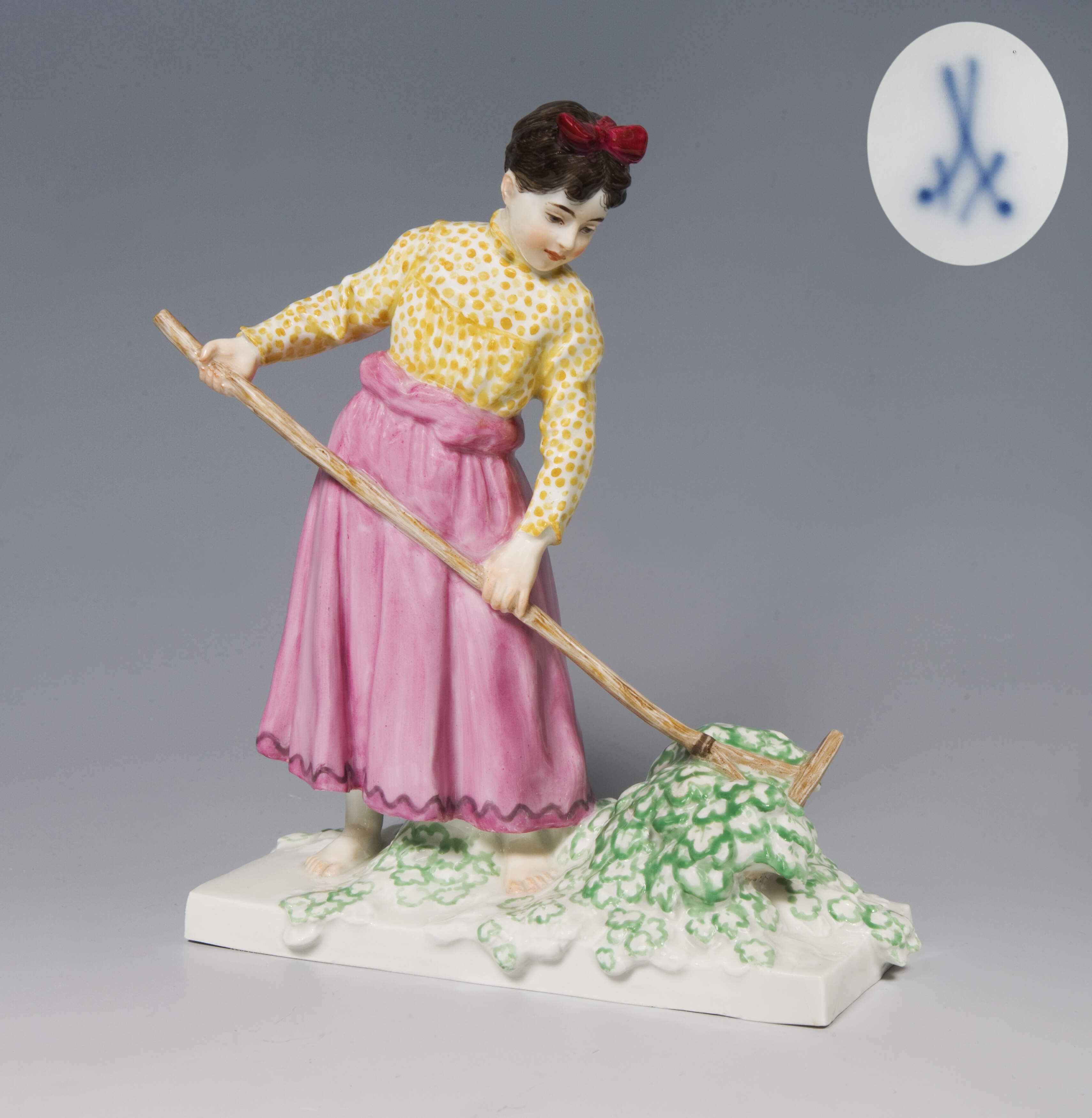 Meissen, Jugendstil-Figur "Mädchen mit Rechen"
