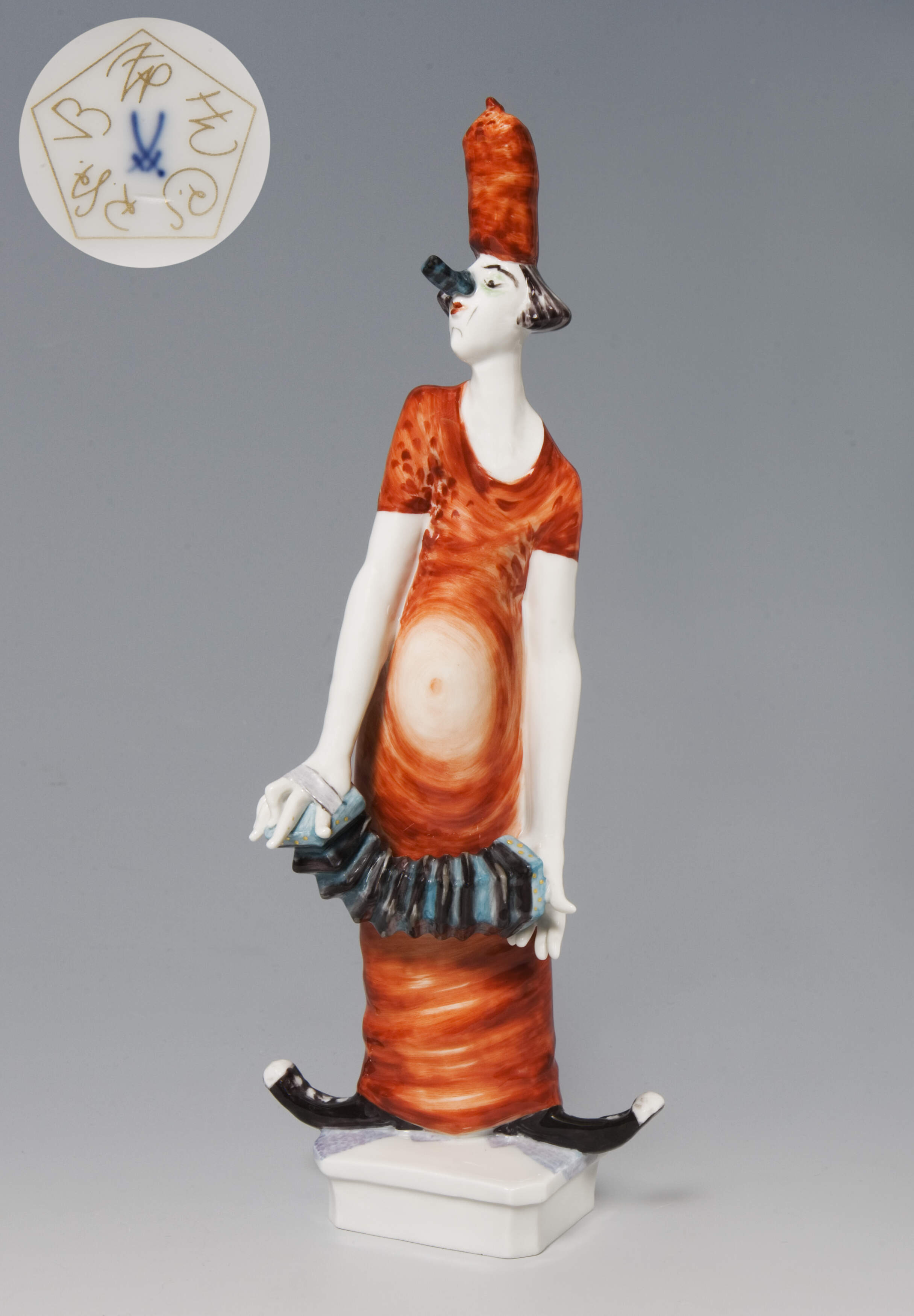 Meissen, "Clownin mit Harmonika" mit Sonder-Signet