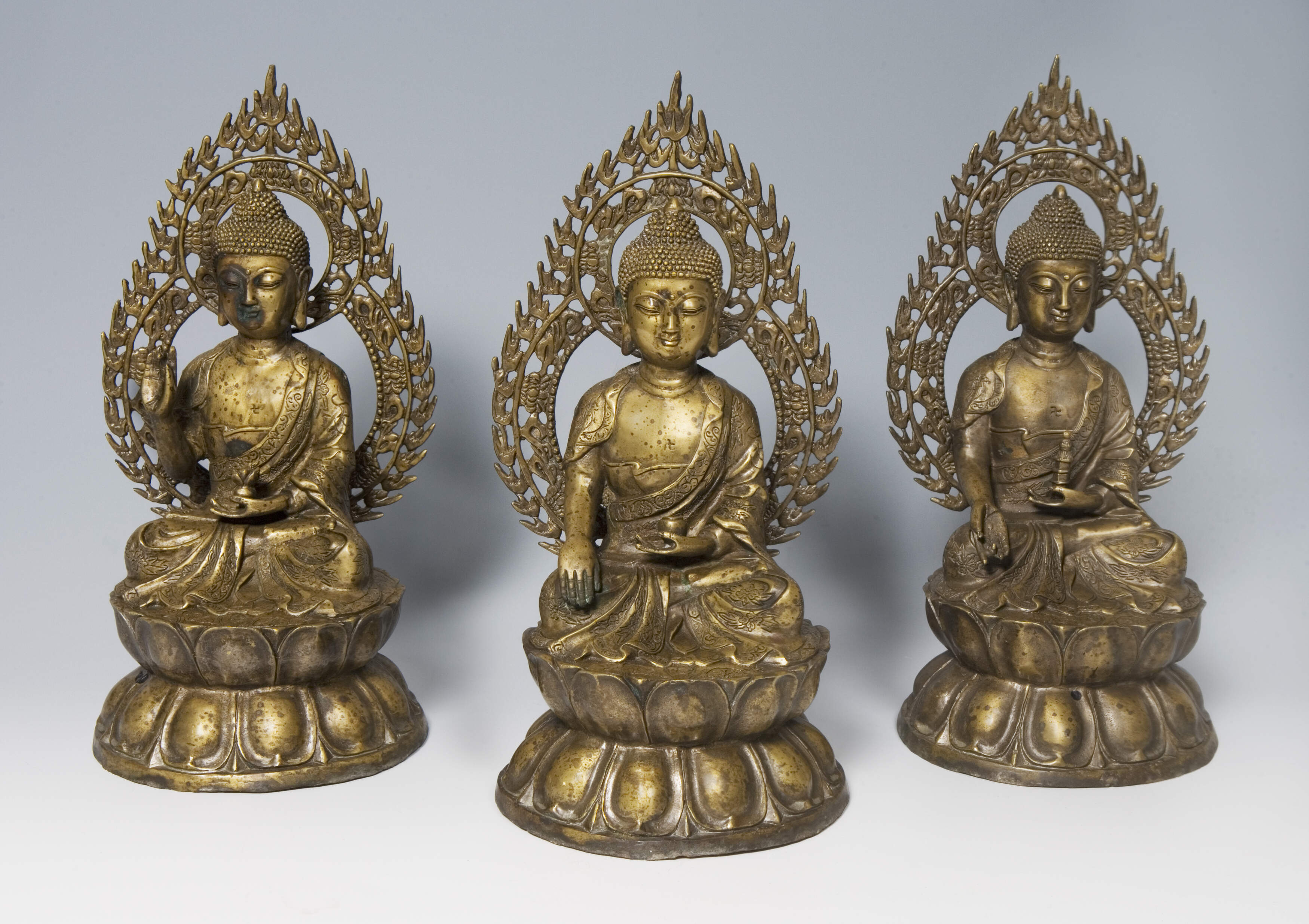 3er Satz Bronze-Buddhas, vermutlich Nepal 19. Jahrhundert