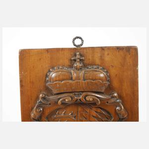 Geschnitzte Wappentafel