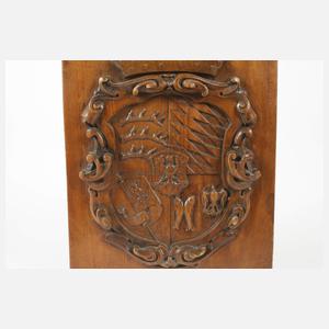 Geschnitzte Wappentafel