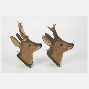 Vier geschnitzte Jagdtrophäen