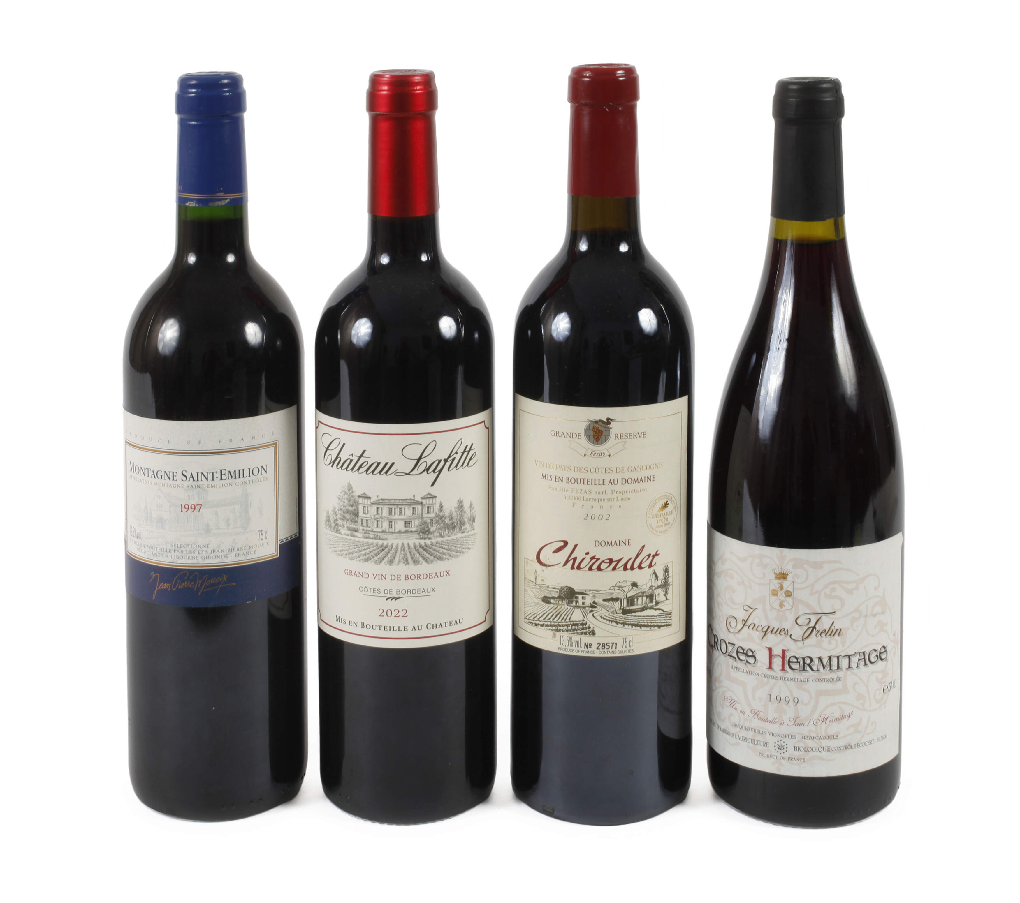 Vier Flaschen Rotwein