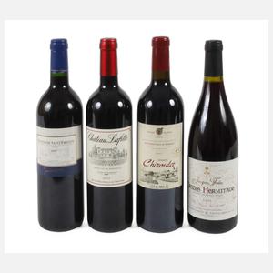 Vier Flaschen Rotwein