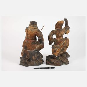 Zwei geschnitzte Figuren