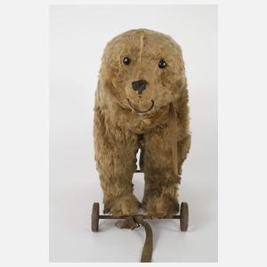 Steiff Bär als Reittier auf Metallrädern