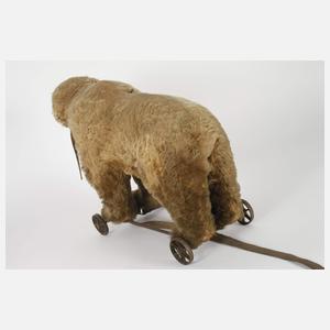 Steiff Bär als Reittier auf Metallrädern